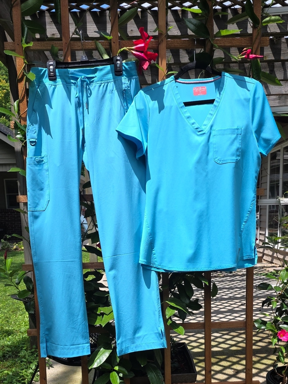 Bright Turquoise Women's Scrub Set - Short Sleeve V-Neck Top & Drawstring Pants